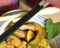 Un repas rapidement préparé grâce à la pâte de curry et auquel les courgettes apportent une note de fraîcheur.