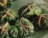 Voici une recette originale de risotto, un risotto au parmesan dans des feuilles de blettes et présenté sous forme de brochettes. Original et succulent !