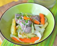 Tout le monde connaît le pot-au-feu, délicieux mais un peu long à cuire. Dans sa version Agneau Presto, il est rapide, facile et très savoureux.
