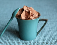 Grâce au siphon, la texture de cette mousse est très aérienne et le goût du chocolat bien présent.