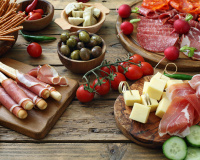 “On a l’impression que c’est le truc healthy de l'apéro, mais non c’est hyper gras” : une diététicienne nous met en garde sur cet aliment !