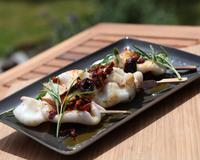 Ces petits calamars ou encornets sont très tendres, et ne demandent qu'une cuisson très rapide, et très vive. Le thym parfume bien ce plat, à…