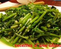 Liseron d'eau sauté avec l'ail