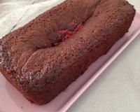 C'est un gâteau au yaourt leger aux framboises écrasé(ce qui formera un marbré) et morceaux de chocolat simple aà faire