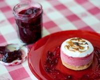 Fond de pâte sablée tapissé de confiture de framboises, surmonté de sorbet plein fruit Framboise Carte d"Or® et recouvert d'une meringue caramélisée.