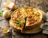 “Très très bon et facile” : cette recette de tarte à l’oignon et ciboulette est à tester absolument !