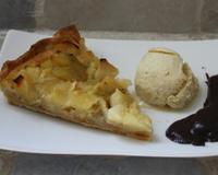 Une tarte délicieuse aux pommes caramélisées.