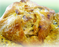 Feuilleté de saumon à la fondue de poireaux, crème à l'estragon et curcumin