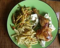 4 cuisses de poulet badigeonnées de miel et citron grillées au four et servies avec du chèvre émietté dessus et des petits légumes au choix !
