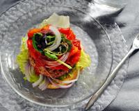 Un burger de canard au ketchup hot. Vous allez adorer !Une recette proposée par Dorian du blog 'Mais pourquoi est ce que je vous raconte ça ?'.