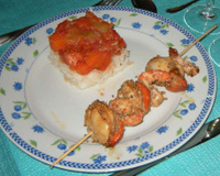 Brochettes de crevettes et noix de saint-jacques en marinade et aux graines de sésame
