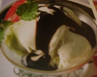 Glace vanille et sauce chocolat