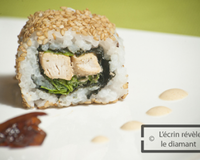 Rouleaux fins d'émincés de poulet aux 3 gingembres accompagnés de sa sauce au gingembre.