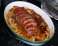 Magret de canard rôti incisé pour introduire des rondelles de chorizo, le tout sur un lit d'oignons. Lors de la cuisson, le chorizo va aromatiser la chair du canard.