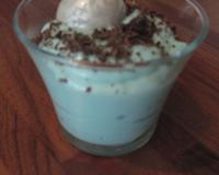 Mousse légère et amusante à partir de bonbons Schtroumpf (sans siphon).