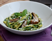 Fettuccine bicolores au pesto de pistaches, cèpes sautés et ricotta salée