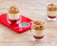 Mousse vanillée légère sur une gelée de framboises pour le côté acidulé, surmontée d'ananas vanillé et d'un crumble coco pour le croustillant.