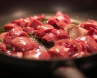 “Comme au bistrot” : Laurent Mariotte partage sa délicieuse recette de rognons de veau à la crème