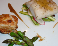 Un pavé de dos de cabillaud cuit au naturel, servi sur un lit de légumes du printemps croquants et avec un mini soufflé à la poire caramélisée au balsamique, le tout…