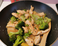 Blancs de poulet, brocoli, pousses de soja et sésame façon wok