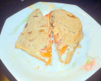 Faire un sandwich avec des légumes carottes-poivron en les coupant en lanières.