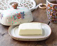 Ce modèle de beurrier permet de conserver le beurre hors du frigo sans risque, et il revient en force dans nos cuisines