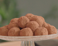 Truffes aux Noix de Grenoble AOP , dattes et chocolat