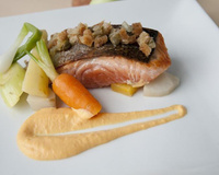 Pavé de saumon de Norvège à l'unilatérale, grenobloise et crème de courge