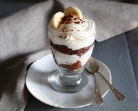 Le trifle est un dessert anglo-saxon, composé de crème pâtissière, de génoise, de fruits et de crème fouettés. Il se déguste très frais.