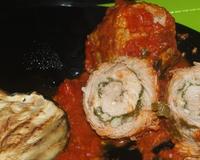 Des escalopes de veau farcies de persil, d'ail et de parmesan cuites longuement dans la sauce tomate, divin !