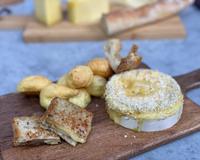 Pour un apéritif fromager nous proposons: un camembert rôti, des gougères au comté et des mini-croques au maroille. 