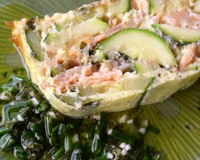 Disposez une couche de courgette puis une couche de saumon, puis répartissez le basilic ciselé et recommencez l'opération - A servir avec une sauce au pistou
