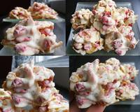 Roses des sables revisitée en version fruitée et girly, puisqu'on ajoute aux céréales de maïs, des amandes en tranches imbibées de Grand Marnier et des fraises déshydratées.…