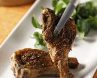 Côtes d'agneau aux épices accompagnées de cresson