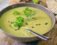 Velouté de pois cassés au lardons fumés