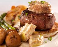Tournedos de filet de boeuf façon Rossini, poêlée de girolles et pleurotes.
