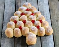 Pour préparer Noël en cuisine, laissez vous tenter par la réalisation de cette jolie brioche en forme de sapin. Réalisez votre pâte à…