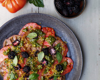 Carpaccio de tomates de France, pesto de pistaches et mûres