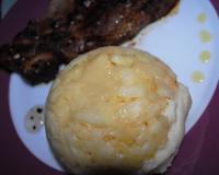 Une purée de pomme de terre et de panais à l'huile de truffe & cotes de porc caramélisées au miel et truffe.