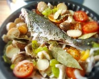 Dorade au four sur lit de pommes de terre