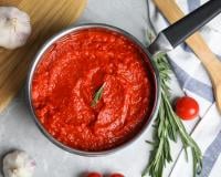 Rendez la sauce tomate moins acide avec un ingrédient simple (pas du sucre !) que vous avez probablement déjà à la maison !