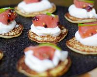 Besoin d’une idée pour un apéritif de fêtes réussi ? Ces blinis au saumon fumé sauront ravir tous vos invités c’est…
