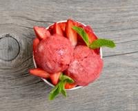 Le sorbet à la fraise est un grand classique dans la famille des sorbets. 