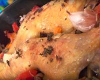 Une recette idéale pour un plat complet : les cuisses de poulet sont confites au four, avec des petits légumes de saison, fondants et gourmands.