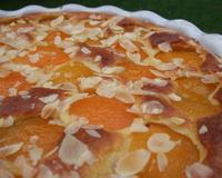 Pas tout à fait un gâteau de semoule, pas tout fait un clafoutis aux fruits ... et un dessert bien parfumé et très moelleux.