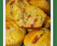 La farine de maïs, un produit que j'étais bien curieuse d'utiliser ! Je me suis lancée dans des muffins salés et ai créé une petite recette vraiment sympatoche.