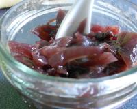Une délicieuse confiture d'oignons aromatisée au vinaigre balsamique, parfaite pour accompagner des toasts de foie gras.