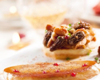Une recette Labeyrie de foie gras poêlé et tatin de pommes, girolles et morilles...