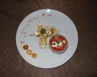 Brochette de boudins, de pommes caramélisées flambées au rhum, et des morceaux de chaource accompagné d'un salade de tomate et poivrons au biscuits de reims servis avec…