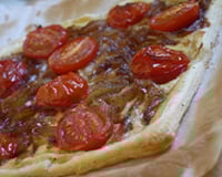Tarte fine aux oignons et aux tomates rôties